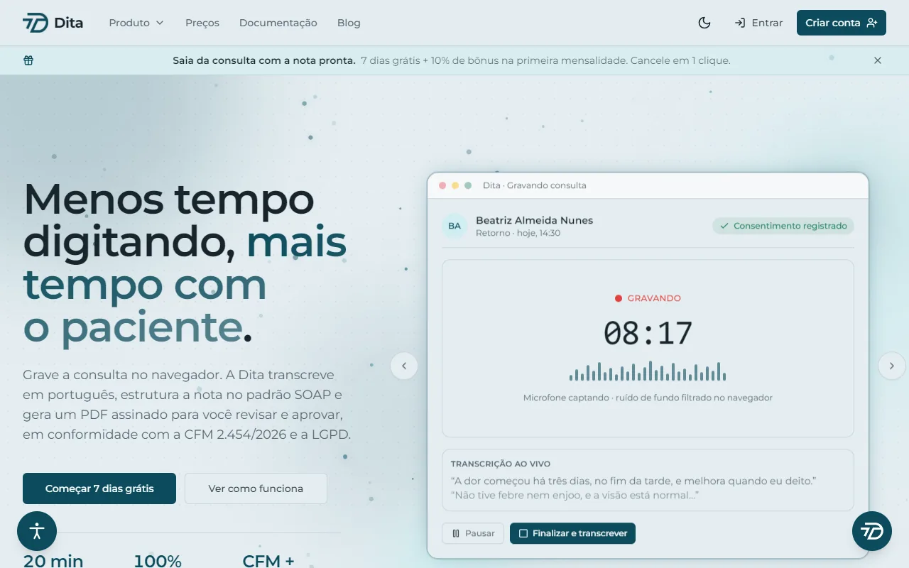 Página inicial do Dita: "Menos tempo digitando, mais tempo com o paciente." ao lado da tela de uma consulta de demonstração sendo transcrita e estruturada em nota SOAP.